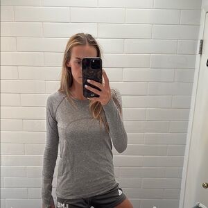Lululemon Athletica Fitted Gray Long Sleeve Tee